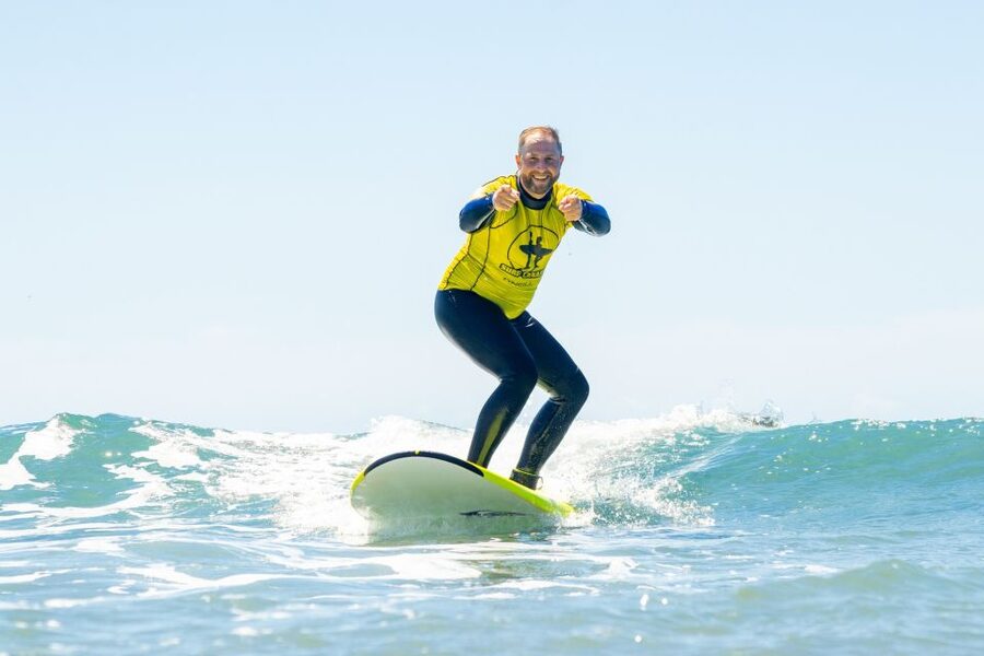 Playa del Inglés Maspalomas: High Quality Surf Classes - Water, fruit, photos, and the useful extras
