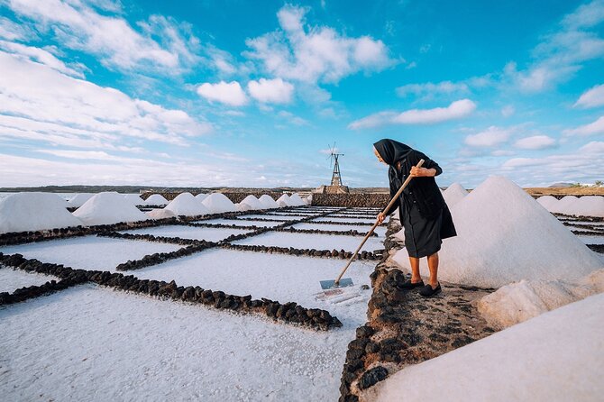 Private and Guided Tour to the Salinas de Janubio with Tasting - What the private format changes