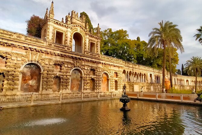 Private Walking Tour Alcazar and Cathedral in Sevilla - Meeting point, pace, and practical concerns
