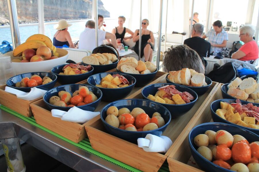Puerto de Mogan: Boat and Snorkeling Trip - What the guides add to the experience