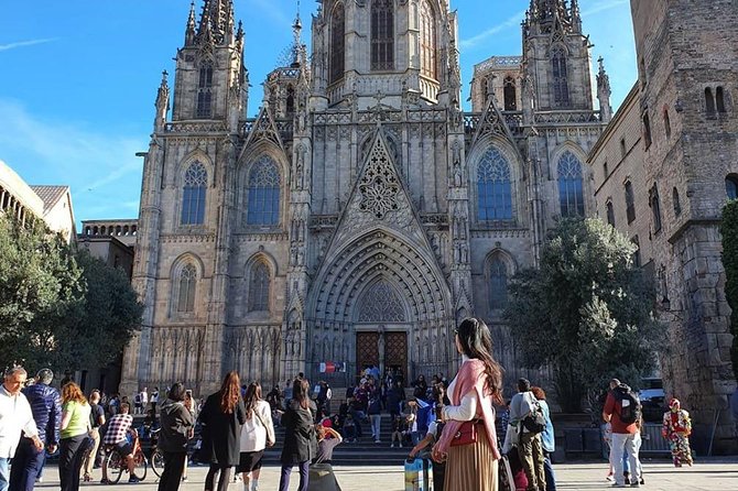 Ramblas, Old Town, Gothic and Gaudi Architecture Walking Tour - La Pedrera, Casa Amatller, and the Modernist rivalry