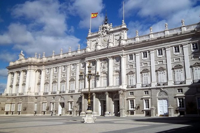 Royal Palace of Madrid Early Entrance Tour Skip-The-Line Ticket - Meeting near the palace and getting started
