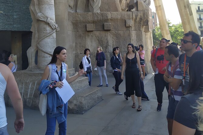 Sagrada Familia English Guided Tour & Optional Tower Access - Entering the basilica and handling the security queue