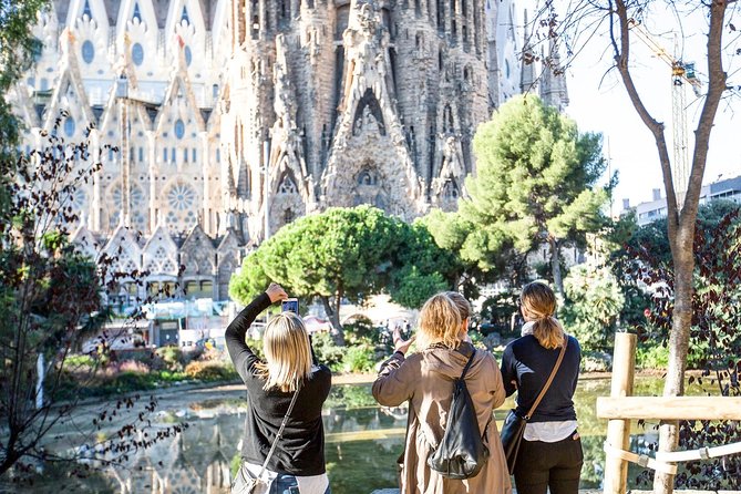 Sagrada Familia Fast Track Guided Tour with Towers Access - Fast-track entry and the security wait