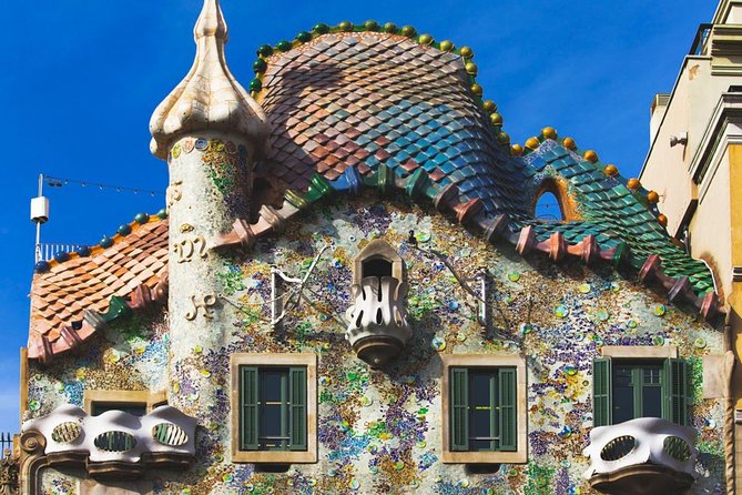 Sagrada Familia & Gaudi Tour Private or Small Group with Tickets - Taking the metro to Sagrada Familia