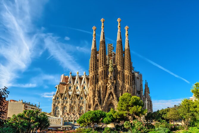 Sagrada Familia Guided Tour with Skip The Line Access - Passing the entrance and security checks