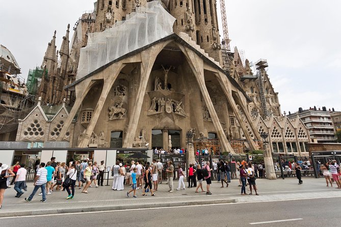 Sagrada Familia Guided Tour with Towers Access - Why La Sagrada Familia rewards a guided visit