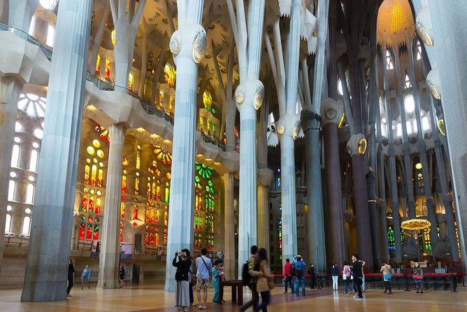 Sagrada Familia Guided Tour with Towers Access - Reading the façades before going inside