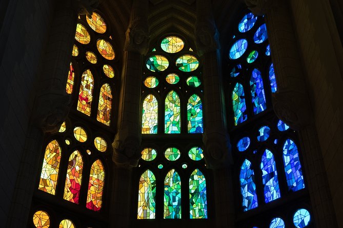 Sagrada Familia Small Group Tour with Skip the Line Ticket - What the 90-minute itinerary includes