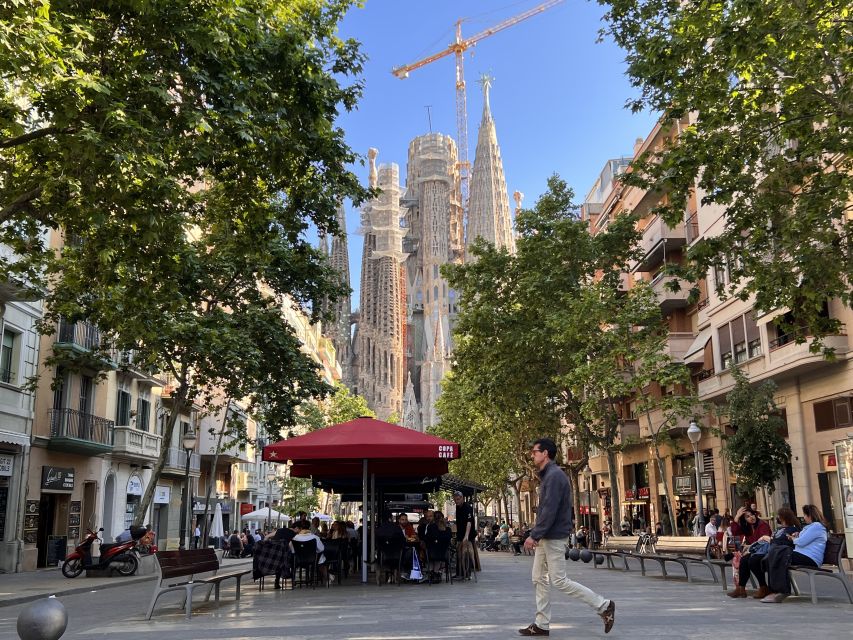 Sagrada Familia Tour with Express Entry and Local Guide - Your 30 minutes of free time