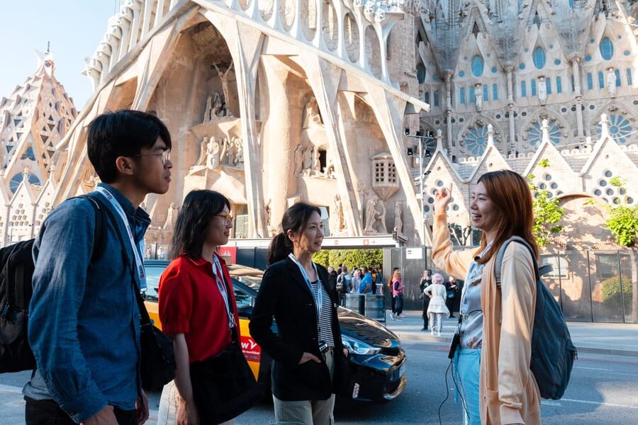 Sagrada Familia Tour with Express Entry and Local Guide - Fast-track entry and the one-hour guided tour
