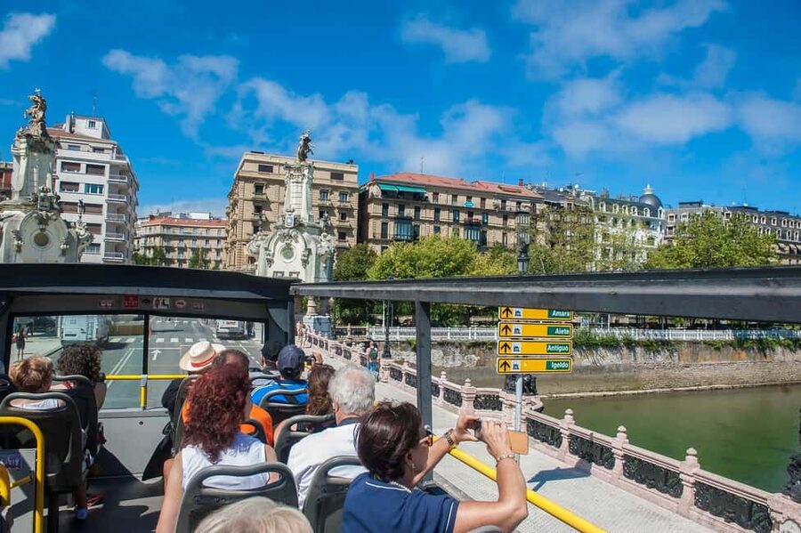 San Sebastian: Hop-On Hop-Off City Tour Bus - La Concha, La Perla, and Ondarreta