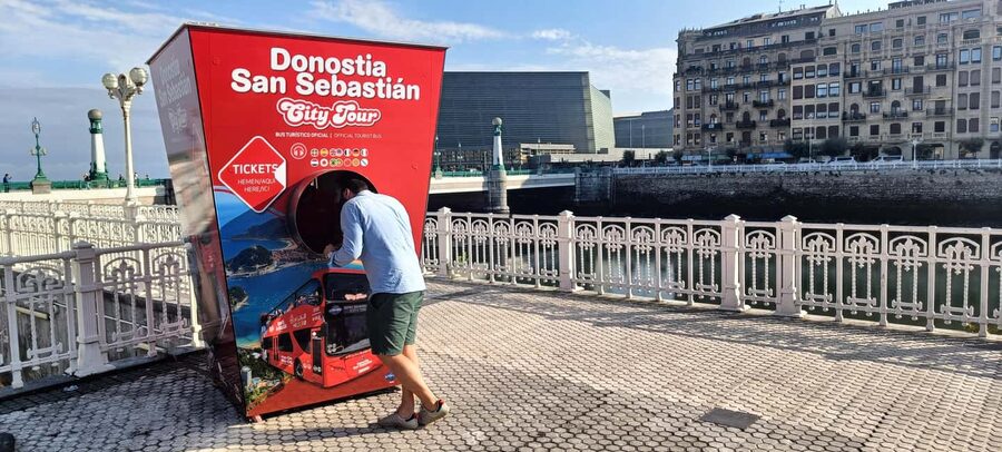 San Sebastian: Hop-On Hop-Off City Tour Bus - The Peine del Viento and the route toward Igueldo
