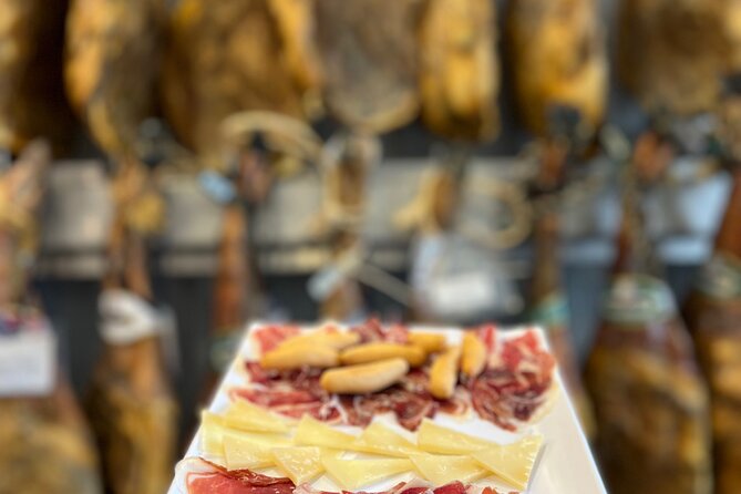 San Sebastian Pintxo Food, Wine & Market Foodie Tour(Small Group) - A historic square and the clues on its balconies