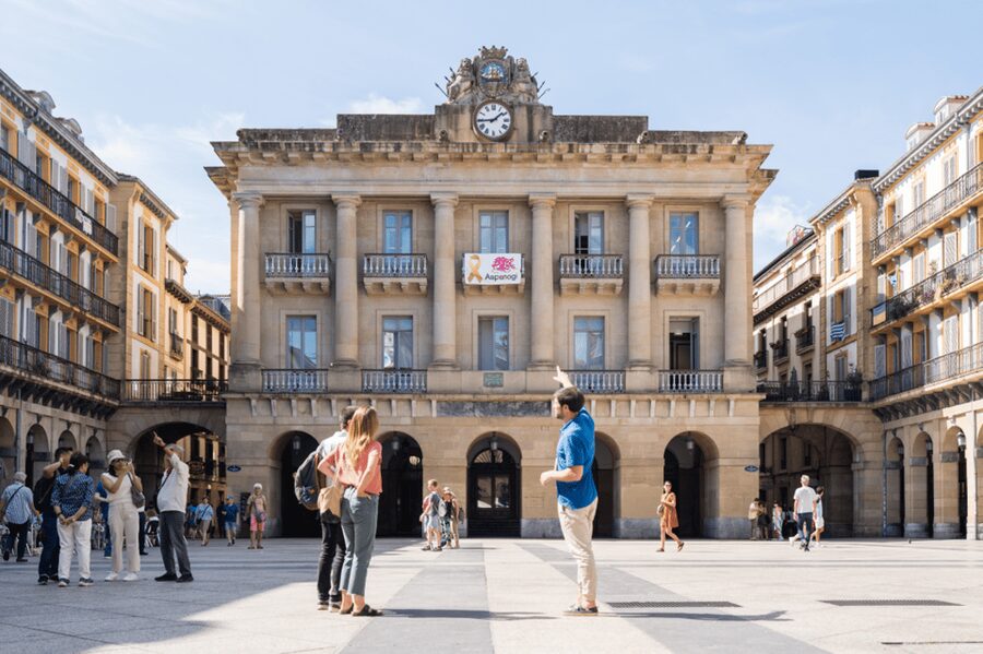 San Sebastian: Walking Tour with Pintxo and Drink - San Vicente Church and Saint Mary of Coro