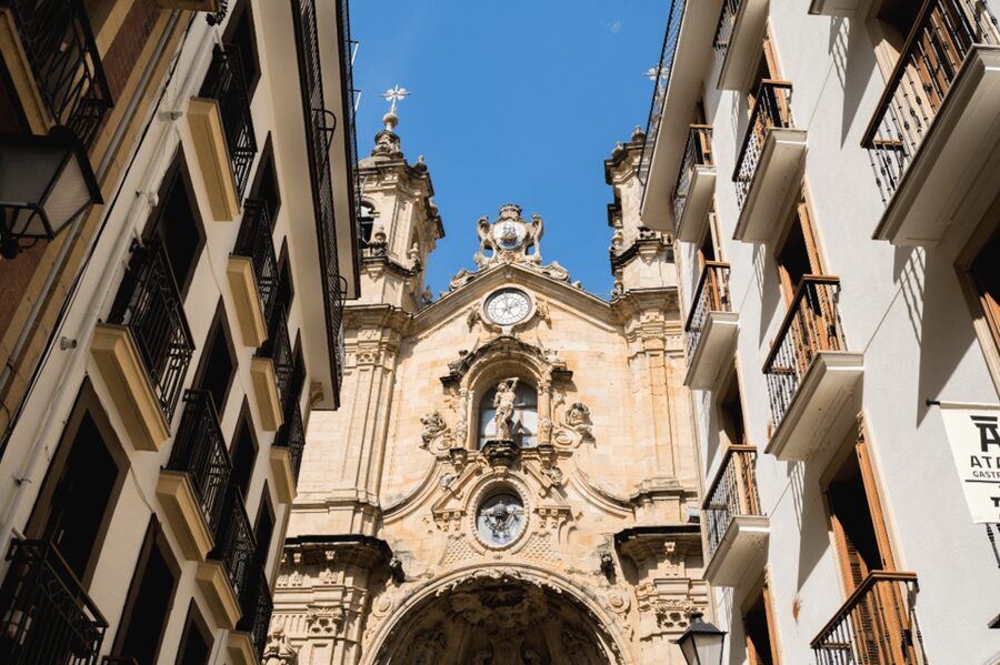 San Sebastian: Walking Tour with Pintxo and Drink - Guide quality and group size