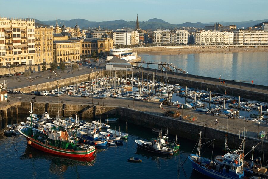 San Sebastian: Walking Tour with Pintxo and Drink - Walking pace, accessibility, and practical comfort
