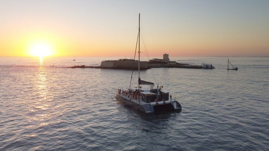Sancti Petri: Sunset Catamaran Cruise - Watching the sun set over the bay