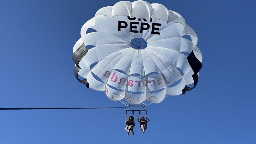 Santa Eulària des Riu: Parasailing Boat Cruise with Drinks - What the crew does well