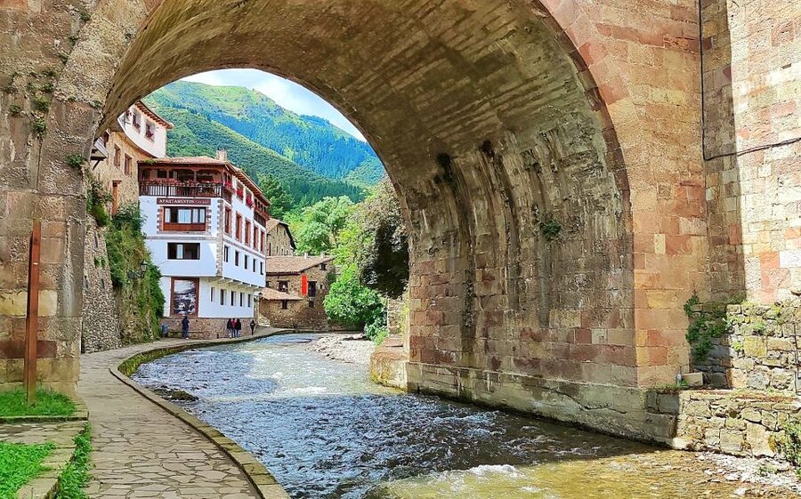 Santander: Picos, Santo Toribio Monastery and Potes Day Tour - Santo Toribio and the Lignum Crucis