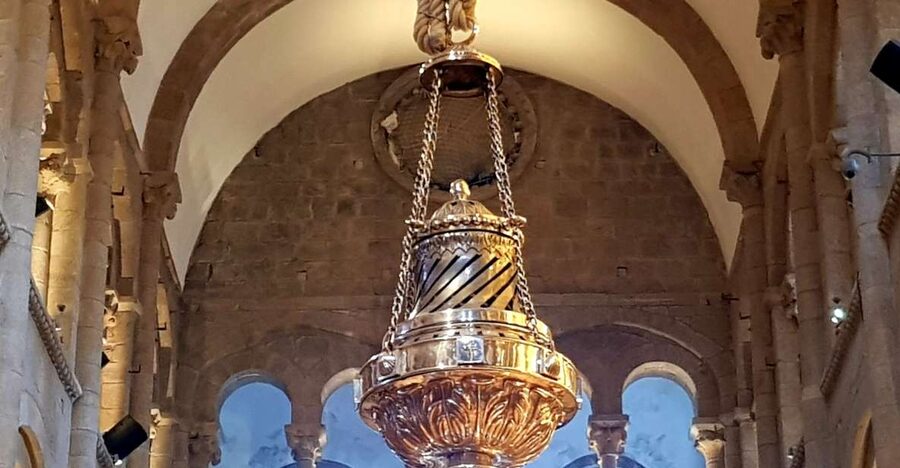 Santiago: Cathedral & Museum Tour + Pórtico of Glory Option - Starting beneath the blue umbrella in Praza do Obradoiro