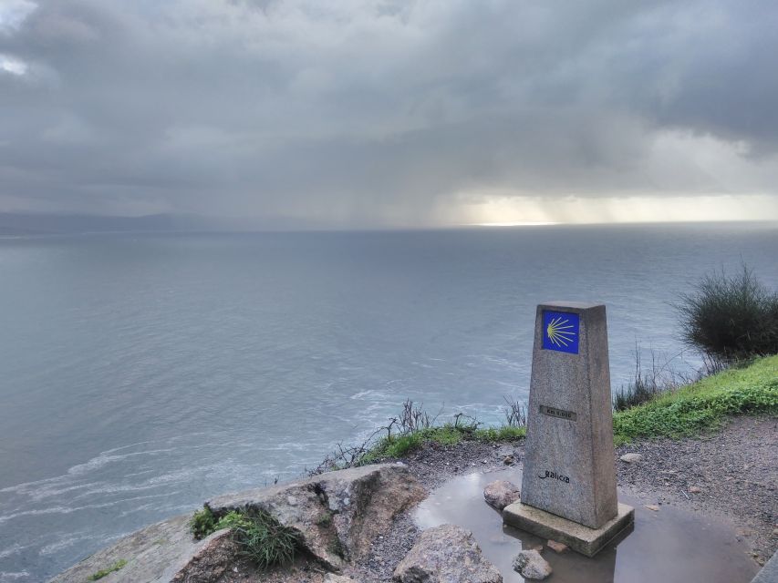 Santiago de Compostela: Finisterre, Muxia & Costa da Morte - Guides, transport, and the pace of the day