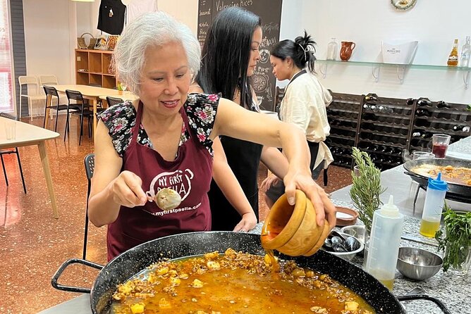 Seafood paella cooking class, tapas and visit to Ruzafa market. - Group Size, Pace, and Language