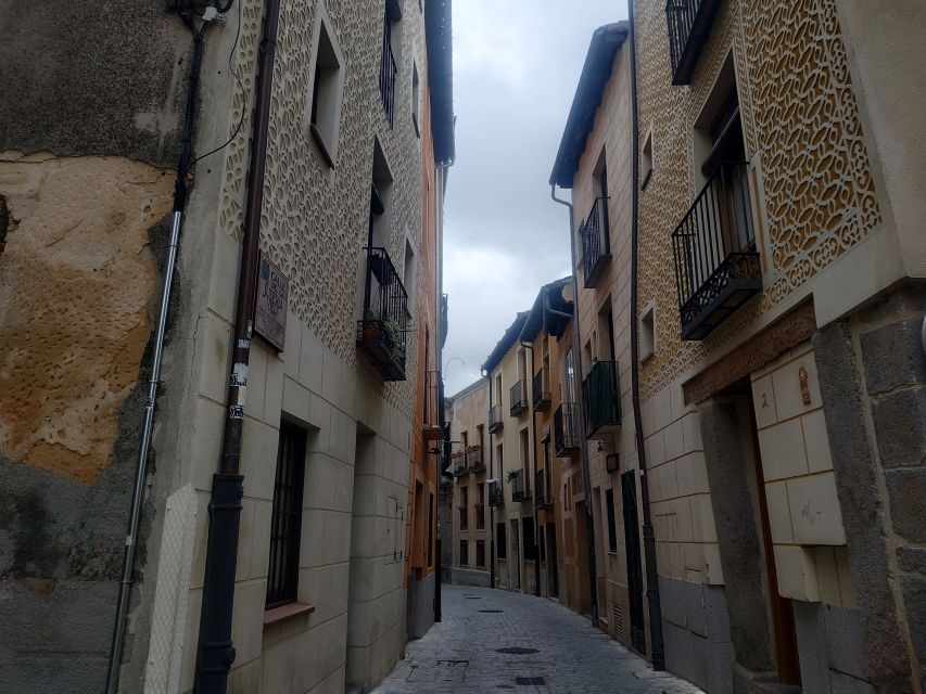 Segovia: Guided Walking Tour with Cathedral & Alcázar Entry - Who should book this Segovia walk?
