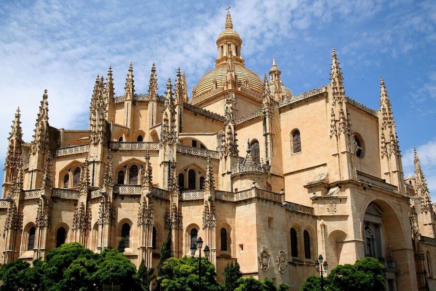 Segovia: Guided Walking Tour with Cathedral & Alcázar Entry - Meeting the guide at Plaza Azoguejo