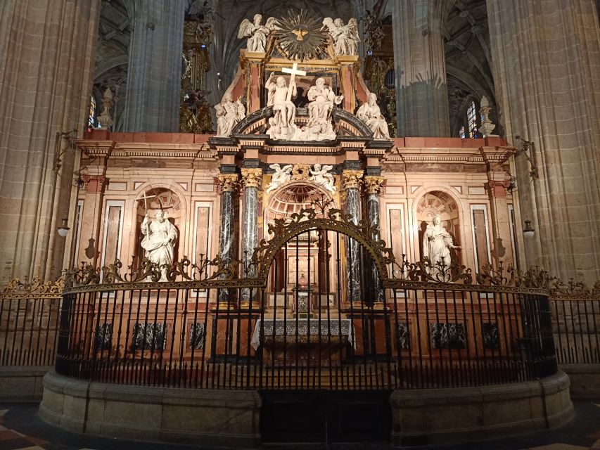 Segovia: Guided Walking Tour with Cathedral & Alcázar Entry - What the Spanish guide adds