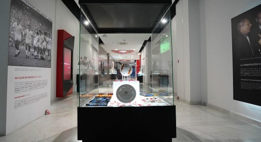Sevilla: Ramón Sánchez Pizjuán Stadium Entry Ticket - Entering the locker room and walking through the tunnel
