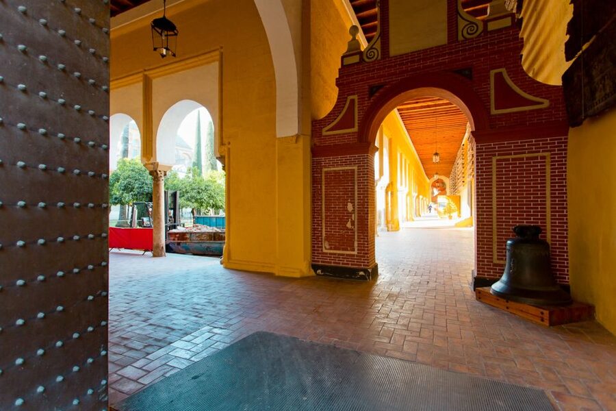 Seville: Alcázar, Cathedral & Giralda Fast Track Guided Tour - Santa Cruz adds a human-scale finish