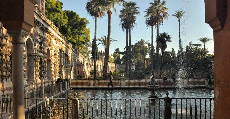 Seville: Alcazar & Cathedral Skip-the-Line Guided Tour - The hour between monuments