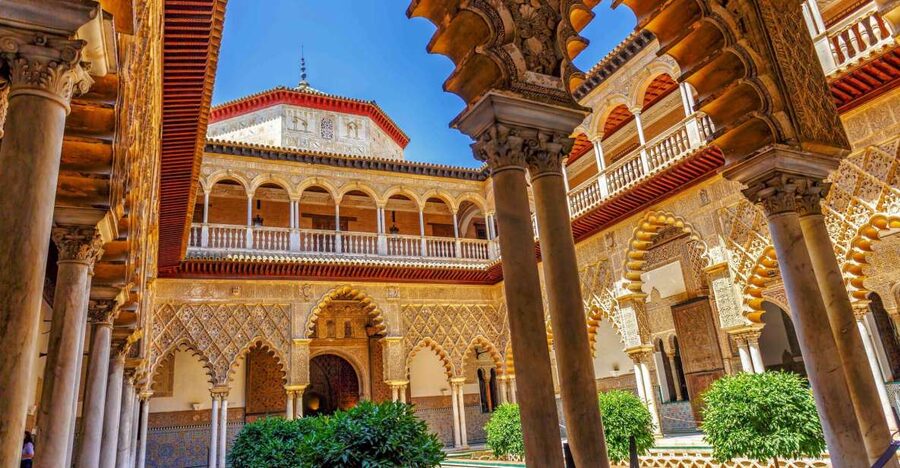 Seville: Alcázar Guided Palace Tour with Priority Access - Meeting your guide and getting through the entrance