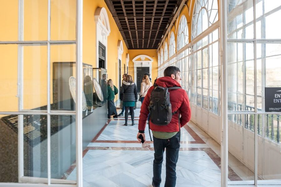 Seville: Alcázar Guided Tour - Palaces, tiles, and changing royal styles