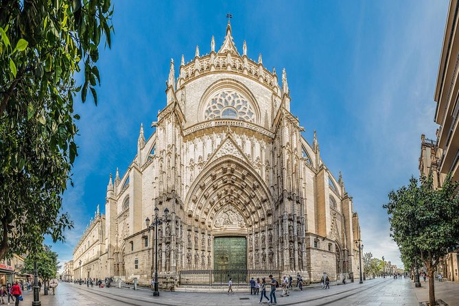 Seville & Alcazar Skip the Line from Cadiz Port (Cruisers Only) - Walking through Santa Cruz