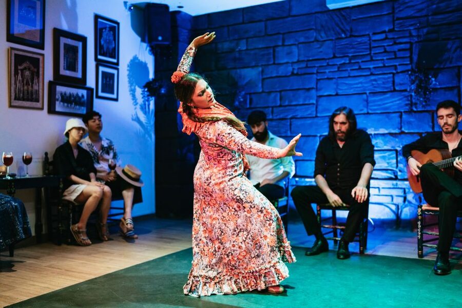 Seville: Baraka Sala Flamenca Show with Drink in Triana - Key points at a glance