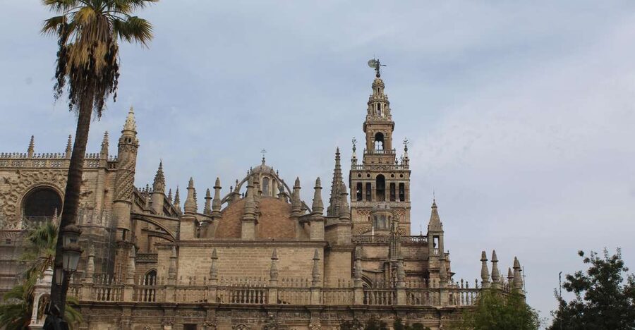 Seville: Cathedral and Giralda Skip-the-line Guided Tour - Meeting at Plaza Virgen de los Reyes