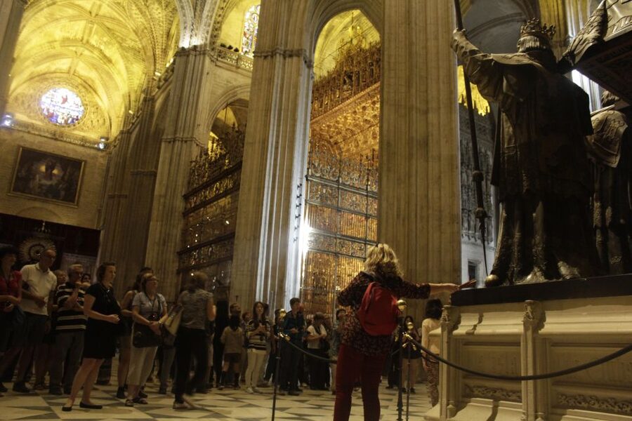 Seville: Cathedral and Giralda Skip-the-line Guided Tour - Entering through the separate line