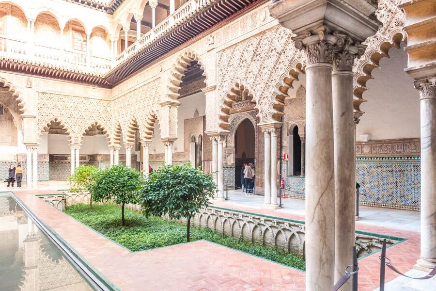Seville: Cathedral, Giralda & Alcazar Entry With Guided Tour - Seville Cathedral, 90 minutes inside a giant church