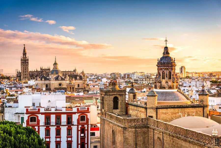 Seville: Cathedral, Giralda, and Alcazar Guided Tour - The guide can make or break the pace