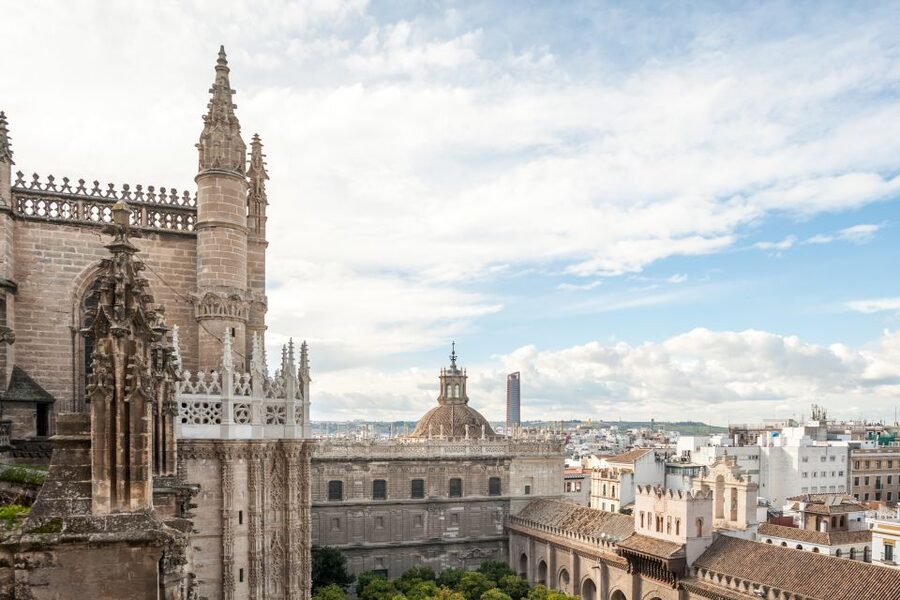 Seville: Cathedral Guided Tour with Priority Access - The golden altarpiece and the 44 chapels