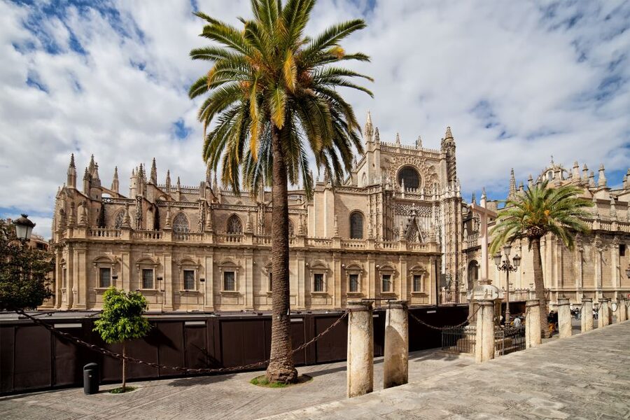Seville: City Sightseeing Hop-On Hop-Off Bus Tour - Seeing the Torre del Oro and cathedral area