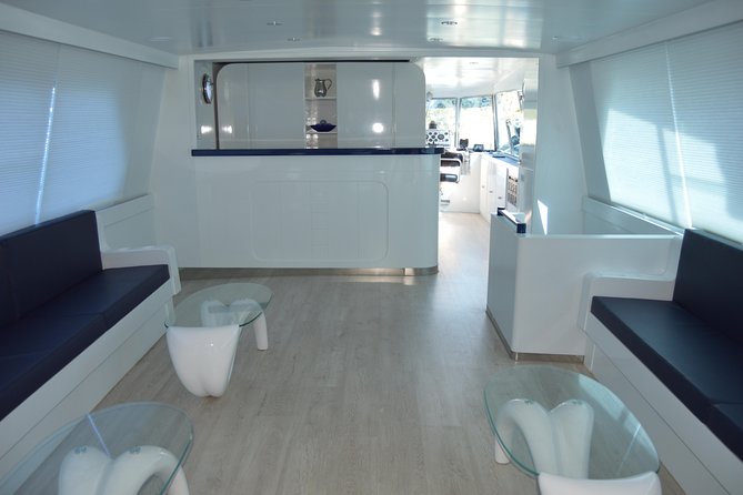 Seville: Cruise along the Guadalquivir River with appetizer - Upper deck or climate-controlled lounge