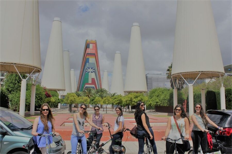 Seville: Highlights Bike Tour with Local Guide - Guides, bikes, and group size