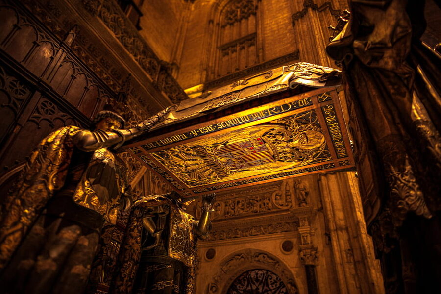 Seville: Priority Access Cathedral, Giralda & Alcázar Tour - Climbing the Giralda for a different view