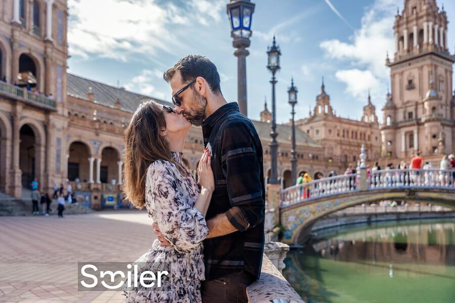 Seville: Professional Photoshoot at Plaza de España - What the VIP option adds at Plaza de América
