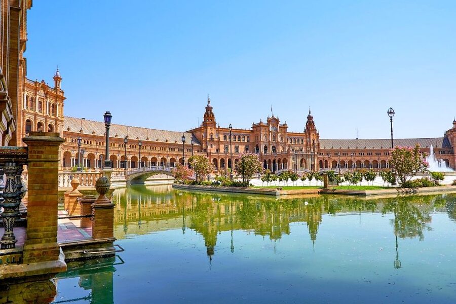 Seville: Small-Group City Highlights Walking Tour - The University of Seville and a change of character
