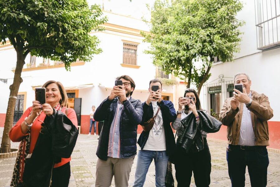 Seville: Small-Group Jewish Quarter Discovery Walking Tour - Patio de Banderas and the shape of the old quarter