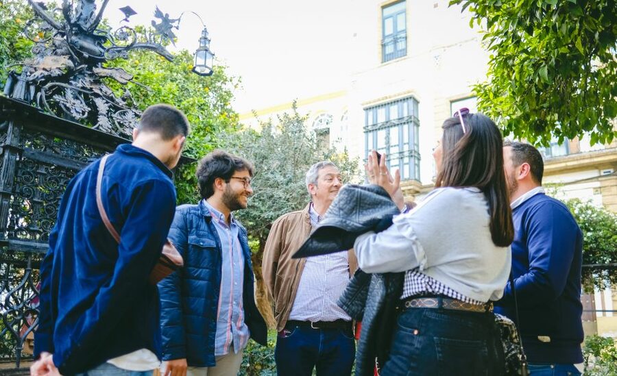 Seville: Small-Group Jewish Quarter Discovery Walking Tour - Callejón del Agua and the pleasure of looking up